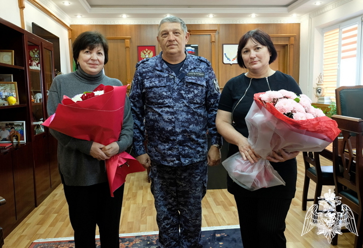 В Дагестане росгвардейцы поздравили тележурналистов с профессиональным праздником