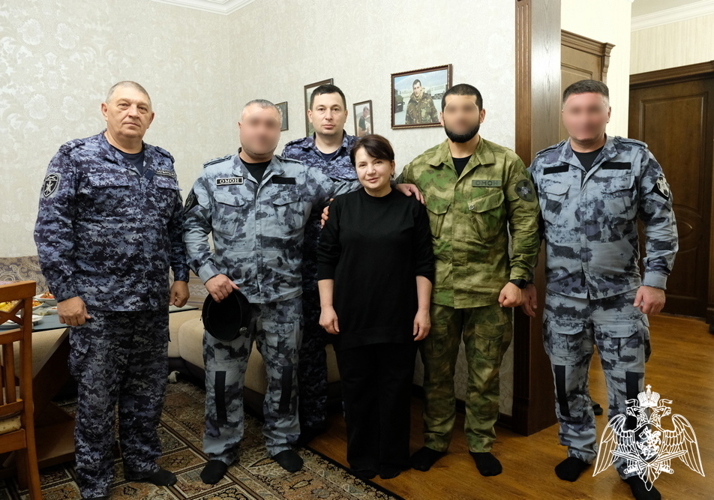 В Дагестане росгвардейцы поздравили матерей погибших боевых товарищей с наступающим Днем матери