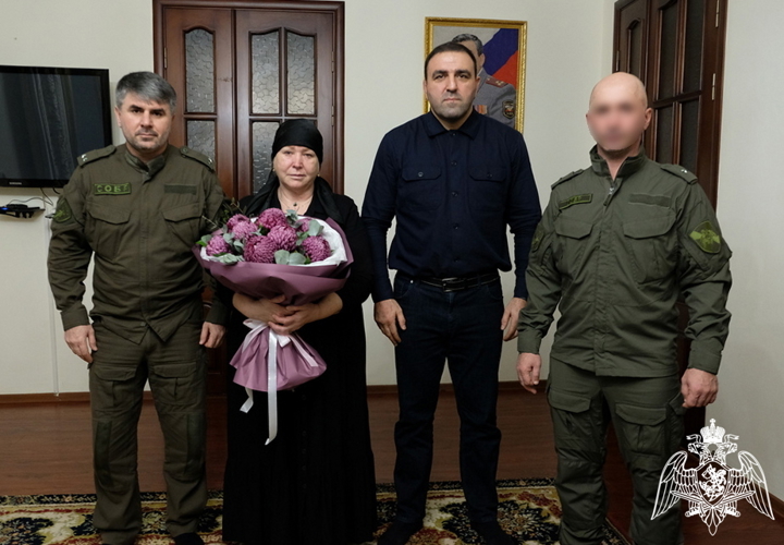 В Дагестане росгвардейцы поздравили матерей погибших боевых товарищей с наступающим Днем матери