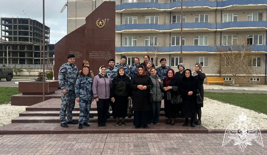 Росгвардейцы встретились с семьями погибших коллег в Дагестане