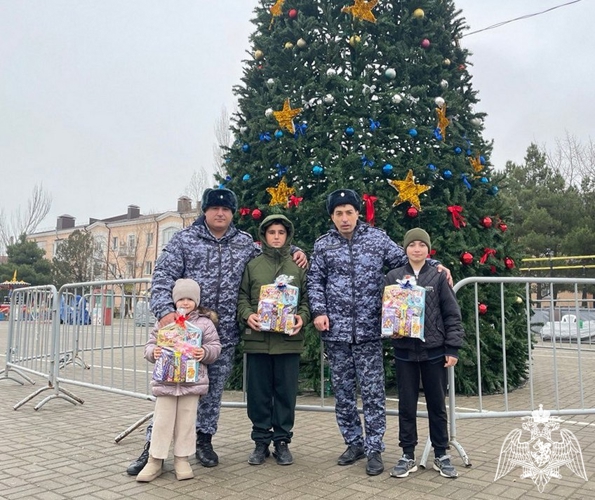 В Дагестане росгвардейцы поздравили семьи погибших коллег с наступающим Новым годом