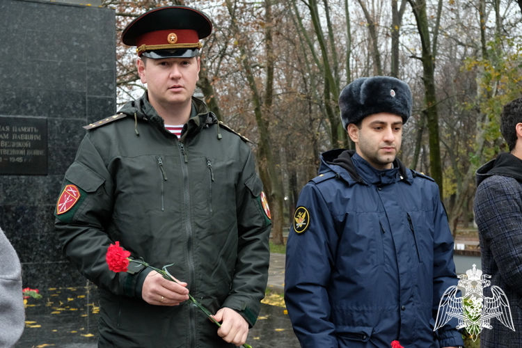 Росгвардейцы в Дагестане почтили память Неизвестного Солдата