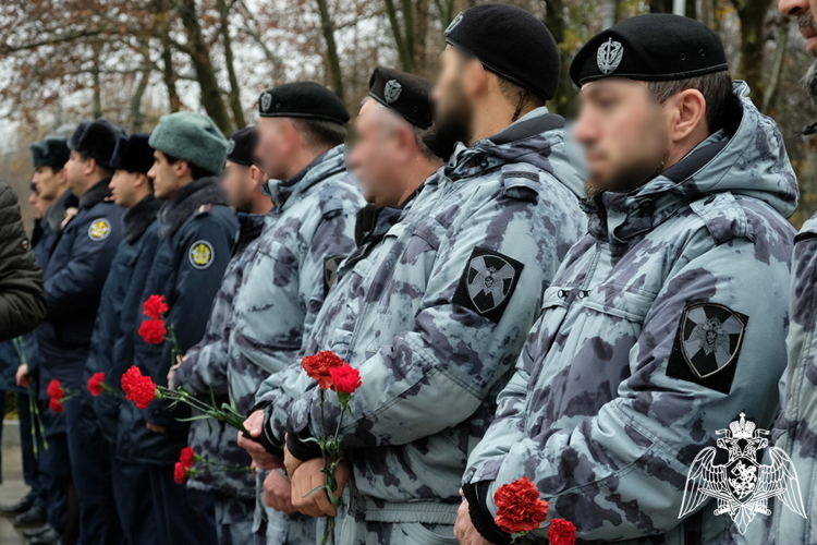Росгвардейцы в Дагестане почтили память Неизвестного Солдата