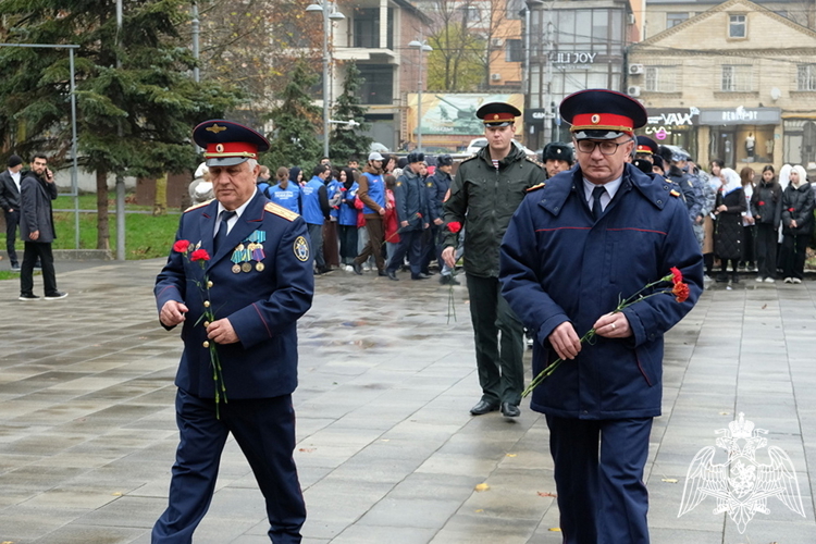 Росгвардейцы в Дагестане почтили память Неизвестного Солдата