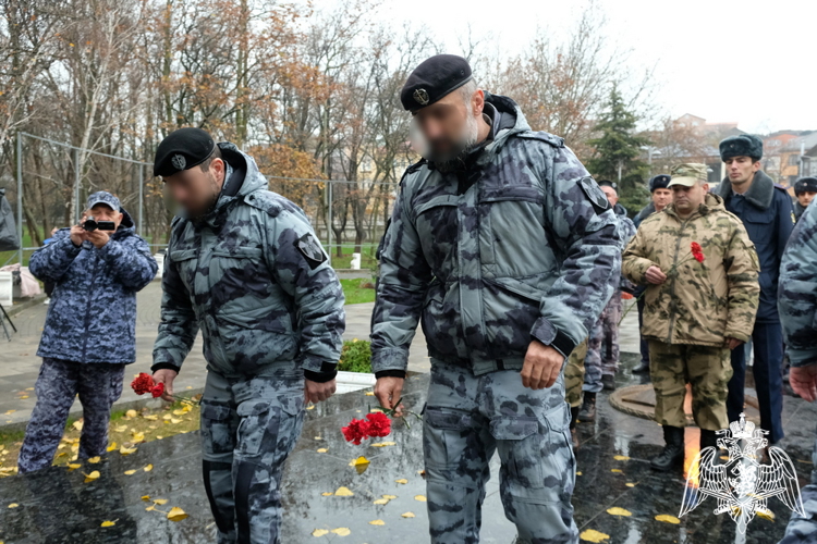 Росгвардейцы в Дагестане почтили память Неизвестного Солдата