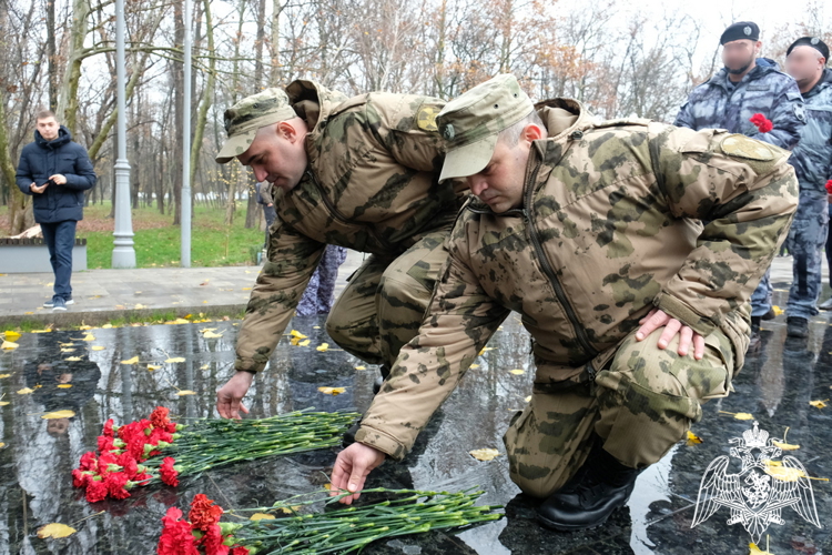 Росгвардейцы в Дагестане почтили память Неизвестного Солдата