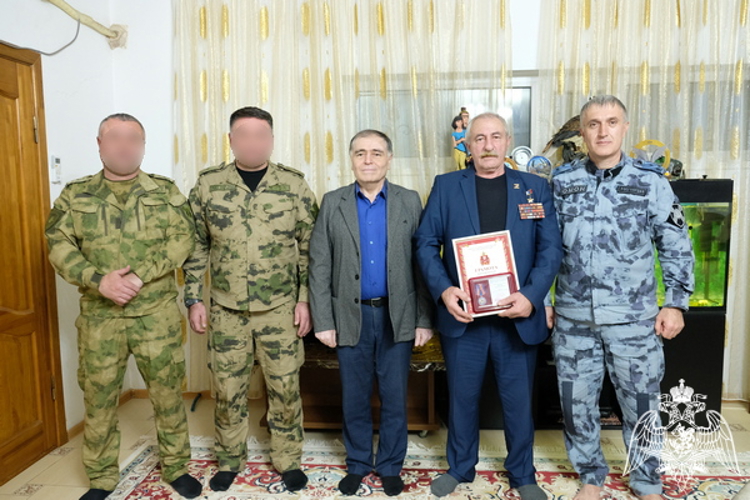 В Дагестане росгвардейцы поздравили Загида Загидова с Днем Героев Отечества