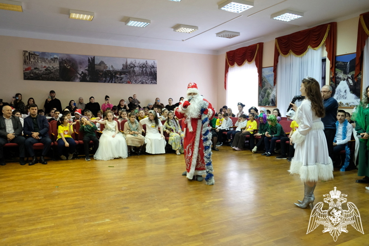 Акция Росгвардии «Дед Мороз специального назначения» стартовала в Дагестане