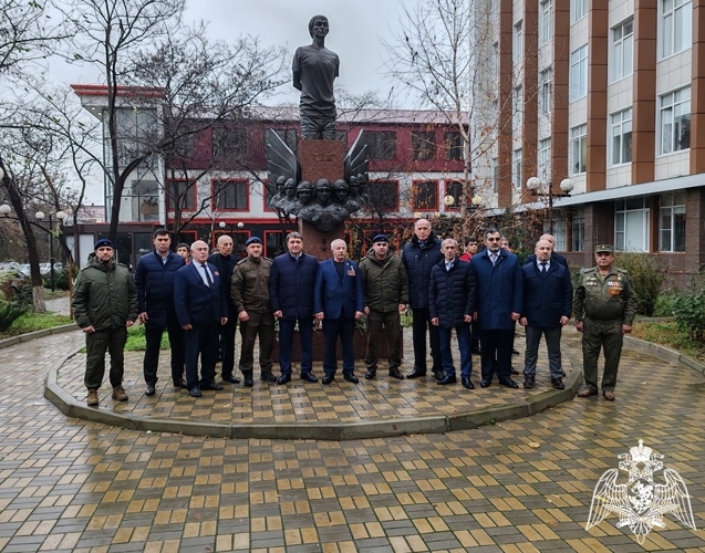 Росгвардейцы в Дагестане почтили память Героев Отечества