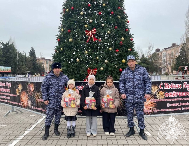 В Дагестане росгвардейцы поздравили семьи погибших коллег с наступающим Новым годом