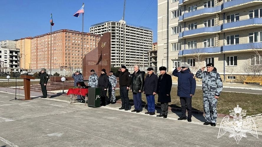 В Дагестане росгвардейцы почтили память боевых товарищей, погибших в ходе трагических событий 1996 года