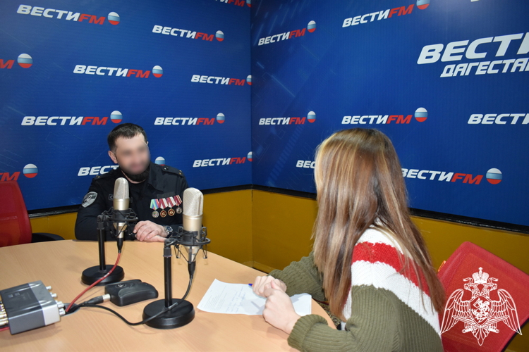 Офицер ОМОН Росгвардии стал гостем дагестанского радио