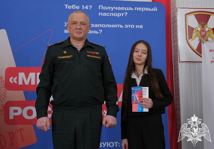 Офицеры махачкалинского соединения Росгвардии вручили паспорта школьникам