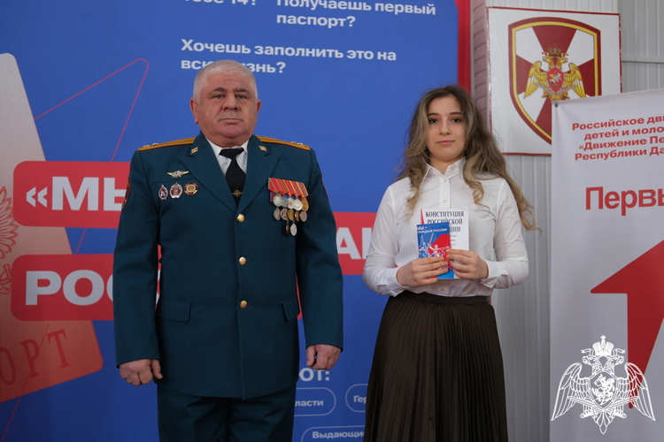 Офицеры махачкалинского соединения Росгвардии вручили паспорта школьникам