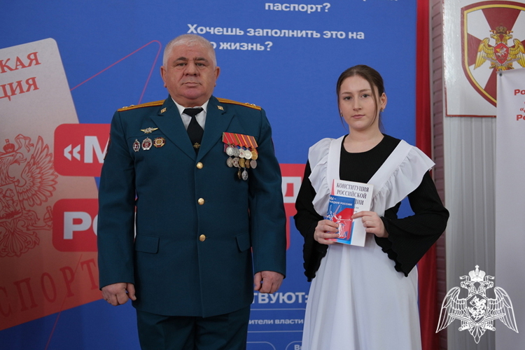 Офицеры махачкалинского соединения Росгвардии вручили паспорта школьникам