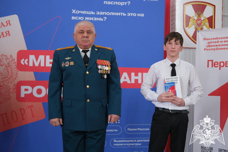 Офицеры махачкалинского соединения Росгвардии вручили паспорта школьникам