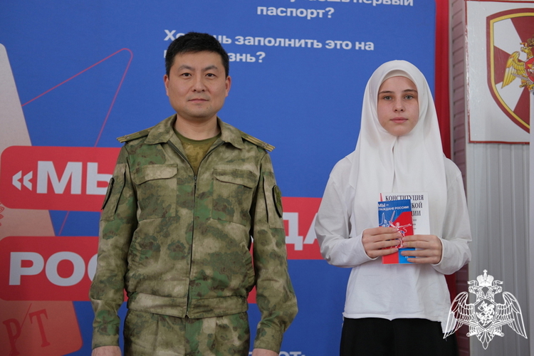 Офицеры махачкалинского соединения Росгвардии вручили паспорта школьникам