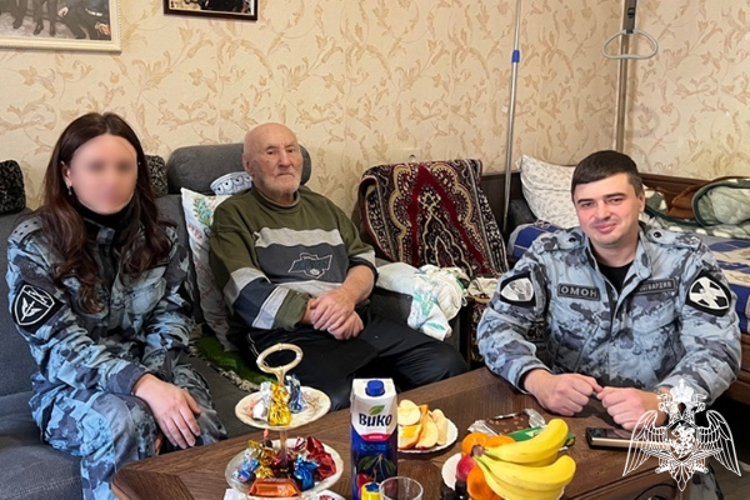 Сотрудники Росгвардии посетили ветерана Великой Отечественной войны в Дагестане