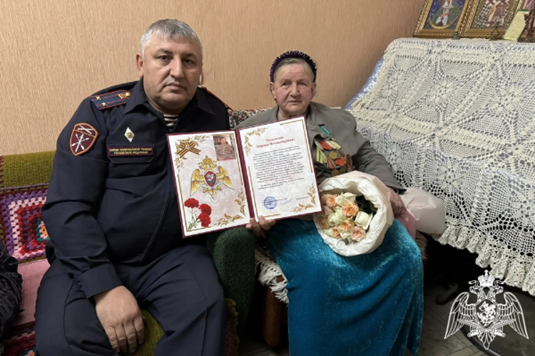 В Дагестане росгвардейцы навестили блокадницу Ленинграда