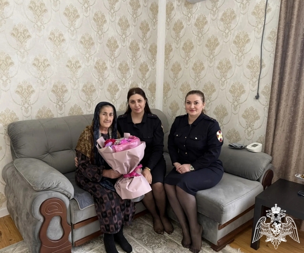 В Дагестане росгвардейцы поздравили матерей и вдов погибших коллег с Международным женским днем