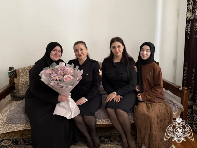 В Дагестане росгвардейцы поздравили матерей и вдов погибших коллег с Международным женским днем