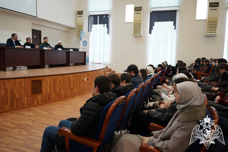 Офицер Росгвардии встретился со студентами Дагестанского государственного университета