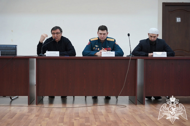 Офицер Росгвардии встретился со студентами Дагестанского государственного университета