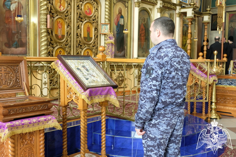 Росгвардейцы почтили память погибших сослуживцев в главном храме Дагестана