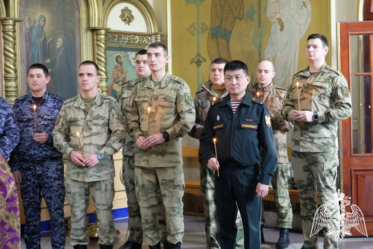 Росгвардейцы почтили память погибших сослуживцев в главном храме Дагестана