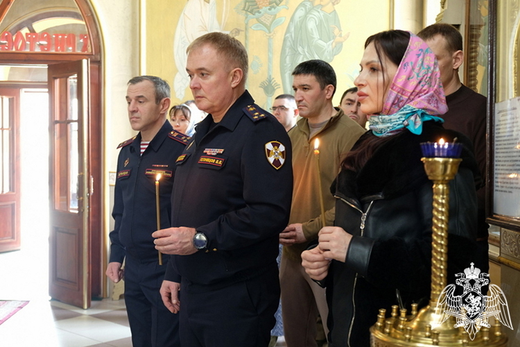 Росгвардейцы почтили память погибших сослуживцев в главном храме Дагестана