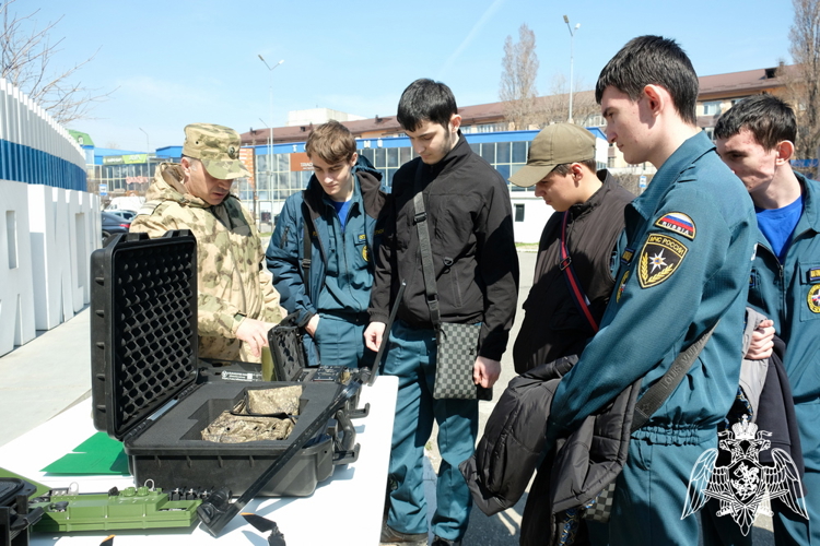 В Дагестане росгвардейцы провели патриотическое мероприятие для молодежи 