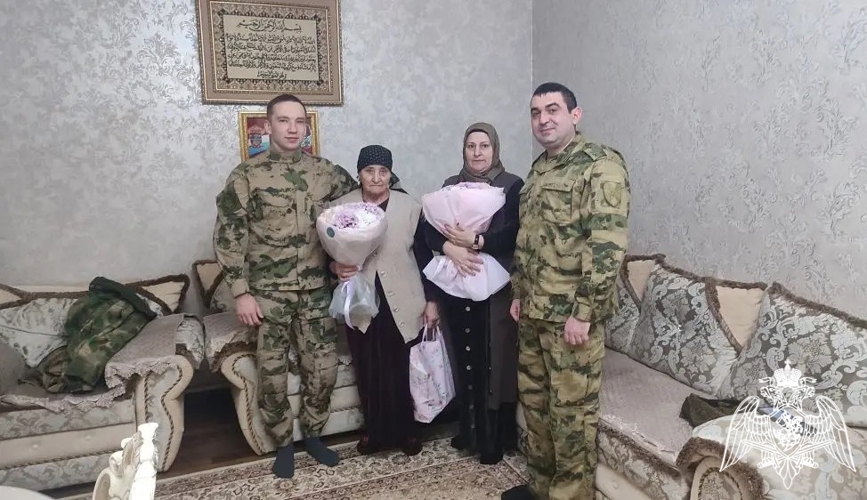 В Дагестане росгвардейцы поздравили матерей и вдов погибших коллег с Международным женским днем
