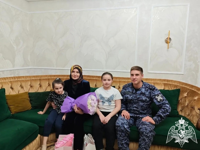 В Дагестане росгвардейцы поздравили матерей и вдов погибших коллег с Международным женским днем
