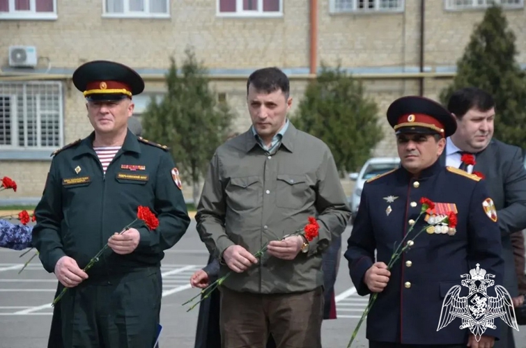 В специальном моторизованном полку махачкалинского соединения Росгвардии прошло торжественное мероприятие, приуроченное к юбилею ведомства