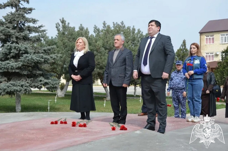 В специальном моторизованном полку махачкалинского соединения Росгвардии прошло торжественное мероприятие, приуроченное к юбилею ведомства
