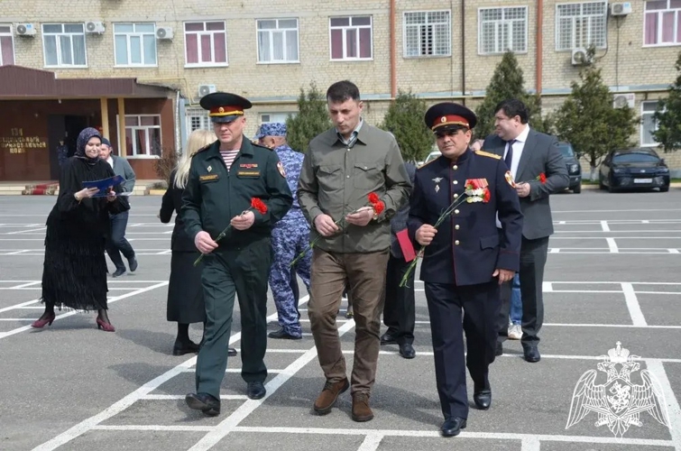 В специальном моторизованном полку махачкалинского соединения Росгвардии прошло торжественное мероприятие, приуроченное к юбилею ведомства