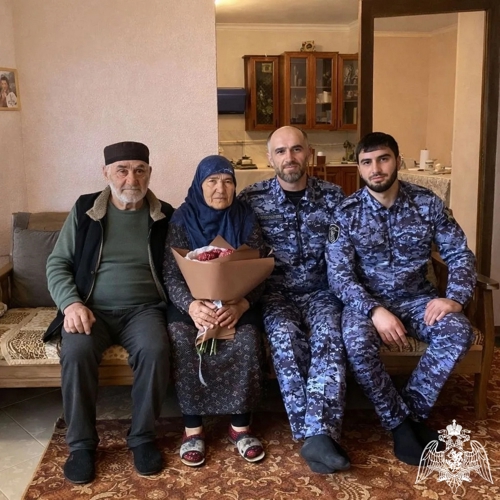 В Дагестане росгвардейцы поздравили матерей и вдов погибших коллег с Международным женским днем