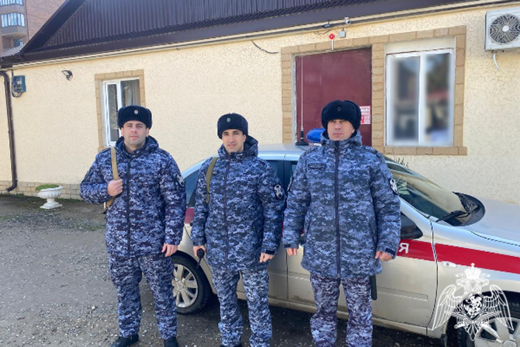 В Дагестане росгвардейцы задержали подозреваемого в незаконном хранении наркотиков