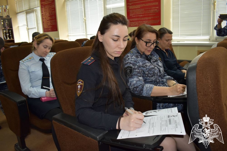 В Дагестане росгвардейцы написали Диктант Победы