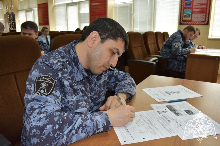 В Дагестане росгвардейцы написали Диктант Победы