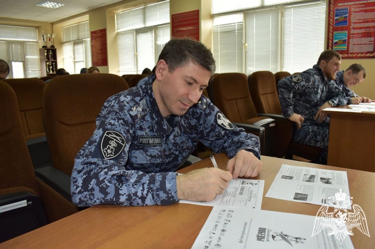В Дагестане росгвардейцы написали Диктант Победы