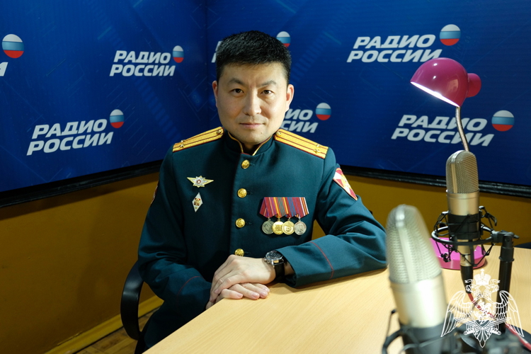 Офицер махачкалинского соединения Росгвардии выступил в эфире регионального радио
