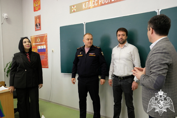 Начальник Управления Росгвардии по Республике Дагестан провел встречу с учащимися профильных классов