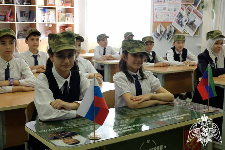 Начальник Управления Росгвардии по Республике Дагестан провел встречу с учащимися профильных классов