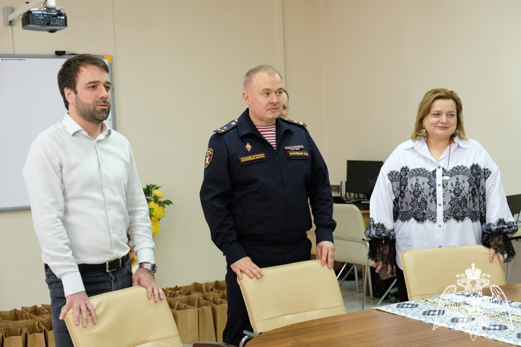 Начальник Управления Росгвардии по Республике Дагестан провел встречу с учащимися профильных классов