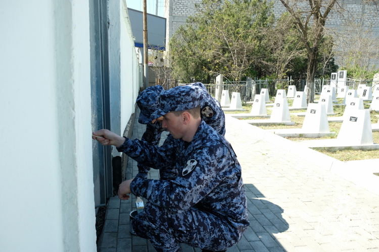 В Дагестане росгвардейцы приняли участие в международном субботнике по благоустройству памятных мест