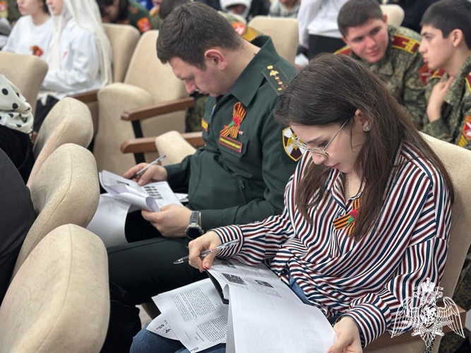 В Дагестане росгвардейцы написали Диктант Победы