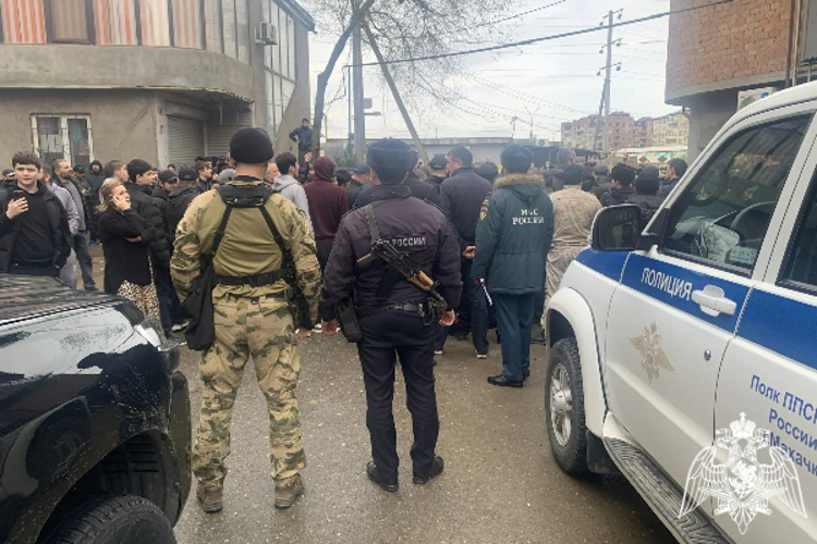 В Махачкале росгвардейцы обеспечили безопасную эвакуацию жителей из-за возникшей угрозы обрушения дома
