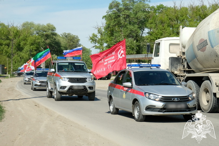 В Дагестане росгвардейцы провели автопробег ко Дню Победы и юбилею ведомства