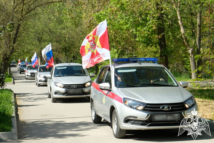 В Дагестане росгвардейцы провели автопробег ко Дню Победы и юбилею ведомства